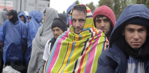 Refugiados à espera de registro na fronteira para entrar na Eslovênia