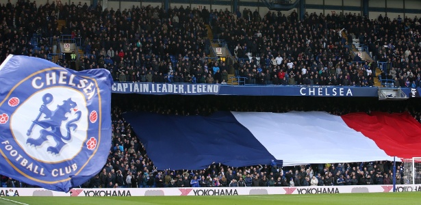 Torcedores do Chelsea exibem uma bandeira da França em homenagem a vítimas - Justin Tallis/AFP