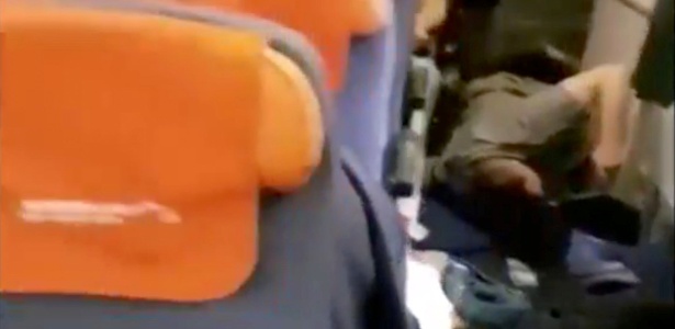 Vídeo mostra passageiros deitando no chão em forte turbulência durante voo do Boeing 777 da Aeroflot de Moscou a Bangcoc - RR/Rostik Rusev/Divulgação via Reuters TV 