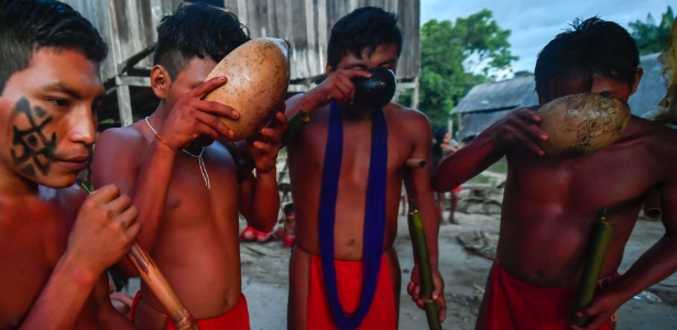 Índios bebem Caxiri, uma cerveja artesanal feita com mandioca - Apu Gomes/AFP