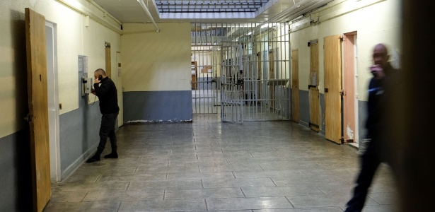 Telefone no corredor de prisão em Marselha, na França; aparelhos serão instalados dentro das celas - Boris Horvat/AFP Photo