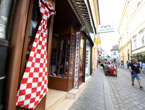 Loja em Zagreb, capital da Croácia, exibe uma gravata gigante: palavra vem de "hrvat" - croata, em croata - AFP / DENIS LOVROVIC