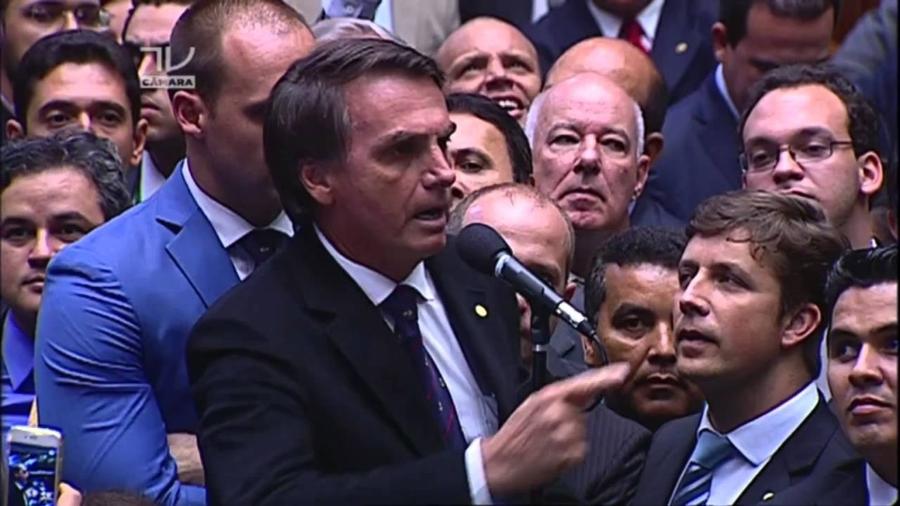 O então deputado federal Jair Bolsonaro durante a votação do impeachment de Dilma Rousseff - Reprodução - 2016/TV Câmara