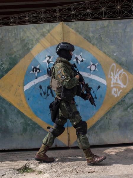 7.mar.2018 - Militar em operação na Vila Kennedy, no Rio - Mauro Pimentel/AFP