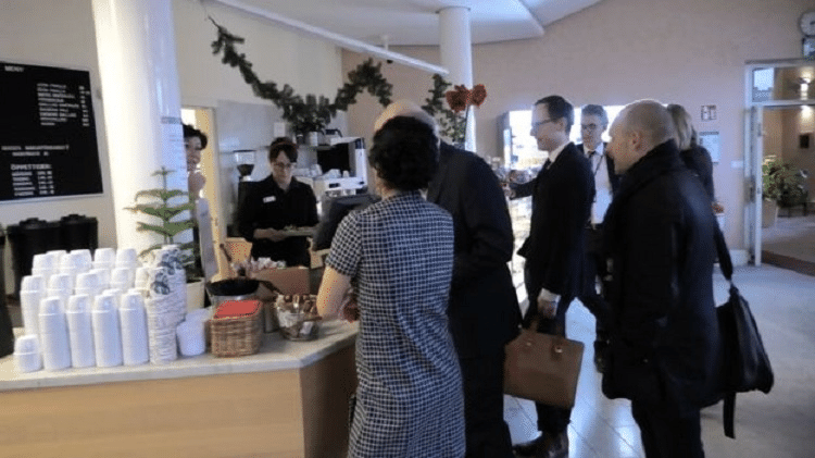 - no parlamento da suecia nao ha cafezinho de graca 1550348186568 v2 750x421 - Na Suécia, deputados não têm assessores, dormem em quitinete e pagam pelo cafezinho CLAUDIA WALLIN - no parlamento da suecia nao ha cafezinho de graca 1550348186568 v2 750x421 - Na Suécia, deputados não têm assessores, dormem em quitinete e pagam pelo cafezinho
