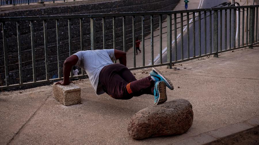 Homem se exercita em frente a uma mesquita, em Dacar, no Senegal - Ashley Gilbertson/The New York Times