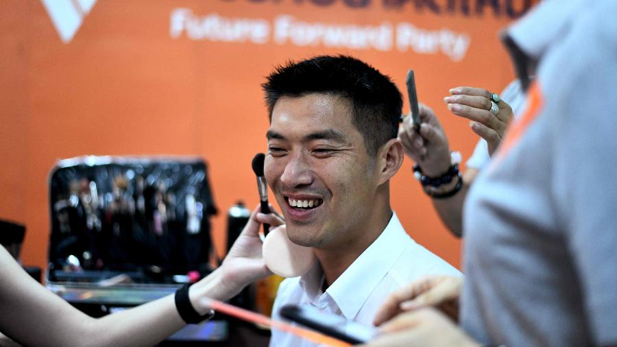 Líder do partido do Novo Futuro, Thanathorn Juangroongruangkit é uma sensação entre os jovens tailandeses - AFP