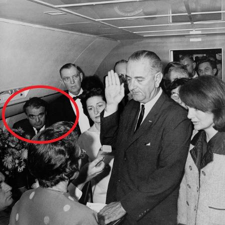 Jack Valenti na famosa foto da posse de Lyndon Jhonson a bordo do Air Force One - reprodução