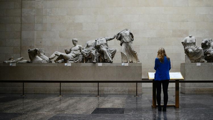 Mulher observa esculturas originais do Partenon no Museu Britânico, em Londres - Dylan Martinez