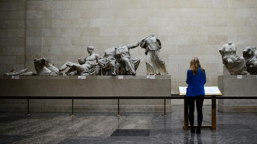 Mulher observa esculturas originais do Partenon no Museu Britânico, em Londres