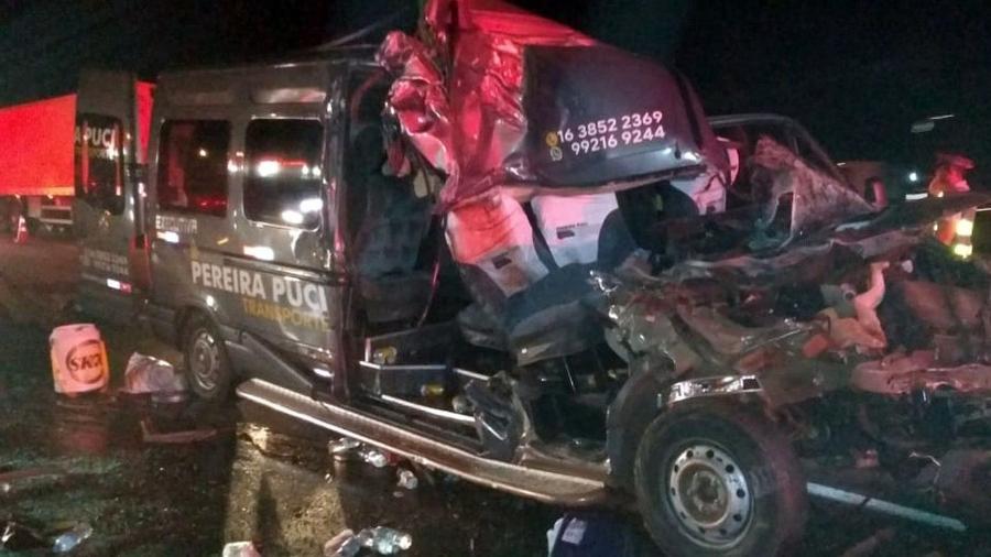 22.fev.2020 - Acidente envolvendo van e carreta deixa dois mortos na Rodovia Anhanguera, em Americana, São Paulo - Corpo de Bombeiros / Divulgação