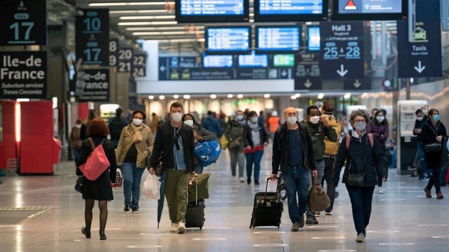 12.mai.2020 - Coronavírus: de máscara, viajantes caminham até os trens da estação Montparnasse em Paris, na França - Aurelien Meunier/Getty Images