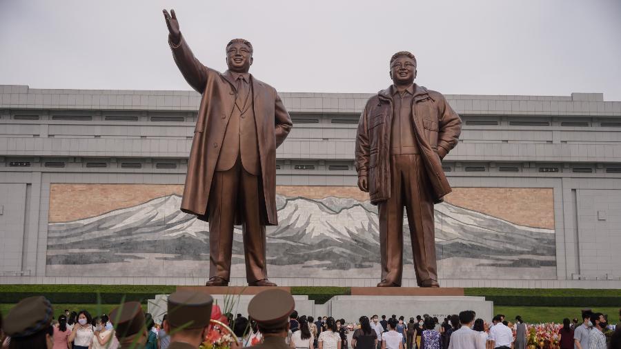 Pessoas se reúnem diante das estátuas de Kim Il Sung e Kim Jong Il no aniversário de 26 anos da morte de Kim Il Sung - AFP