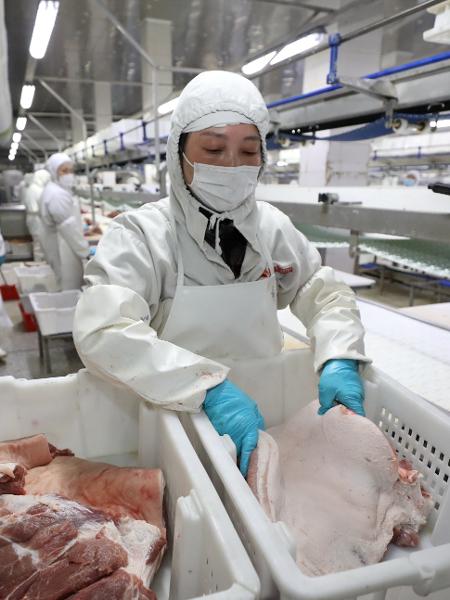 Determinação vem depois que três funcionários de uma rede de supermercados na cidade de Shenzhen testaram positivo para o novo coronavírus - CHINA DAILY