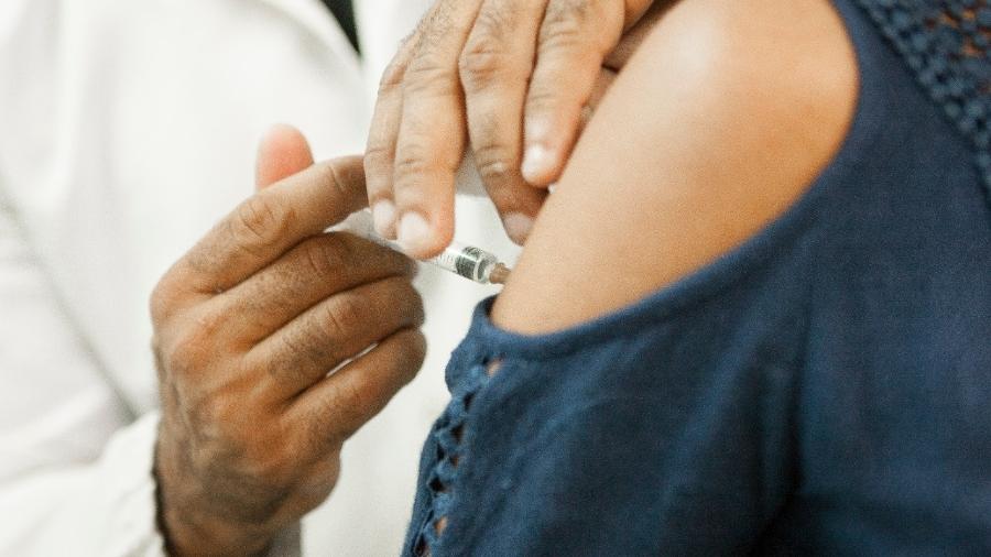 Programa brasileiro de imunização distribui anualmente 300 milhões de doses de soros e vacinas - Fiocruz