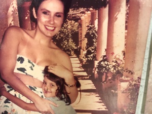 Tathiana com a mãe, no começo dos anos 1980 - Arquivo Pessoal/Tathiana Cravo - Arquivo Pessoal/Tathiana Cravo