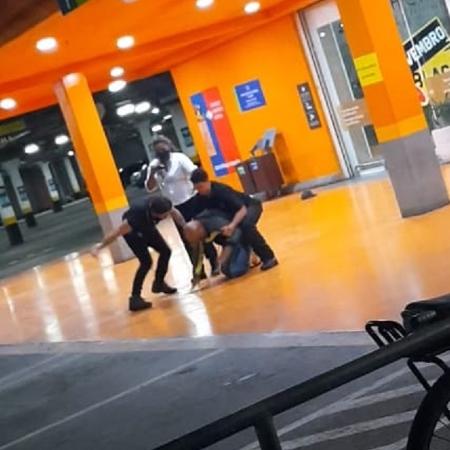 Homem aparece sendo espancado por seguranças do Carrefour no RS - Reprodução/Twitter