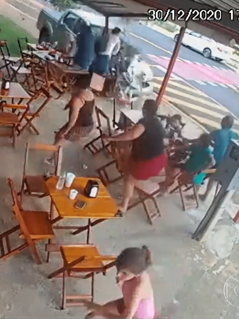 Carro invade pastelaria em Santa Bárbara dOeste e mata uma pessoa
