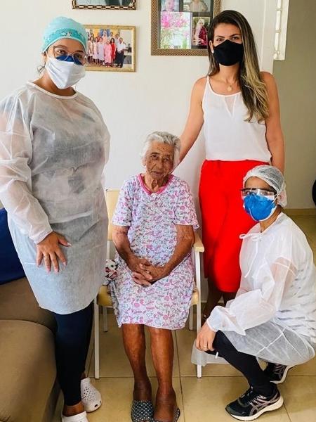 Dona Nedite, de 107 anos, recebe a vacina contra a covid no ES - Divulgação/Secretaria de Saúde de Apiacá