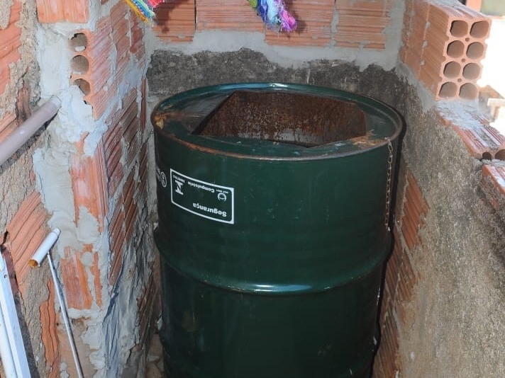 Pais de menino acorrentado em barril responderão na Justiça por tortura