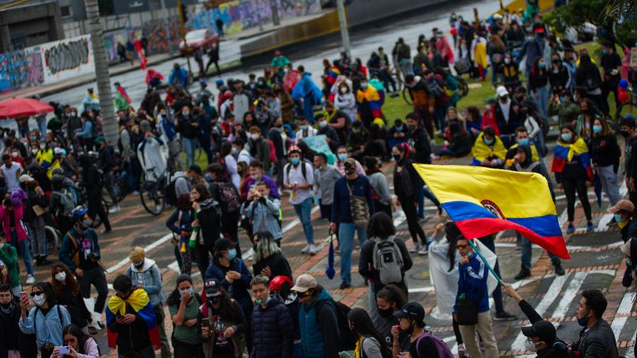 3 mai. 2021 - Em Bogotá, na Colômbia, manifestantes caminham em protesto contra a reforma tributária e o governo de Iván Duque - Sebastian Barros/NurPhoto via Getty Images
