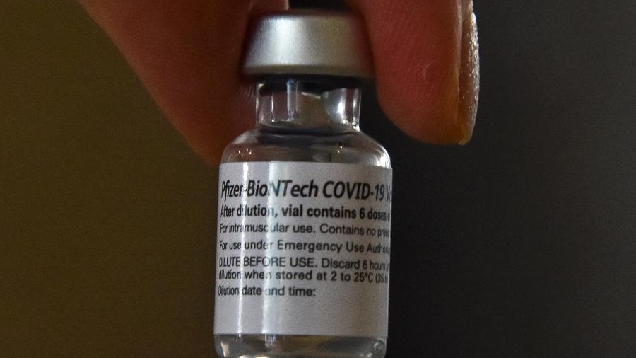 Vacina da Pfizer/BioNTech é aplicada em posto vacinação contra a covid-19 (Coronavírus), em São Paulo - Roberto Casimiro/Fotoarena/Estadão Conteúdo