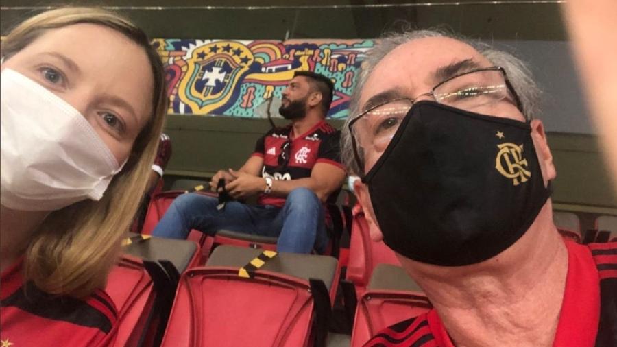 Danielle Cunha, filha do ex-deputado Eduardo Cunha, aparece ao lado do pai em jogo do Flamengo - Reprodução/Twitter/danielledcunha