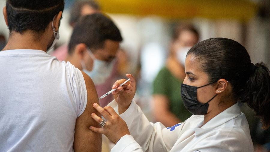 Vacinação contra a Covid-19 na UBS Santa Cecília, no centro de São Paulo - Danilo Verpa/Folhapress