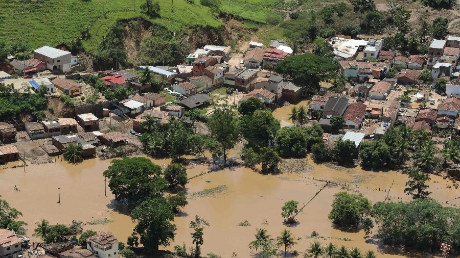 Chuvas no sul da Bahia deixaram provocaram enchentes e deslizamentos e deixaram mortos e desabrigados - Isac NOBREGA / Brazilian Presidency / AFP