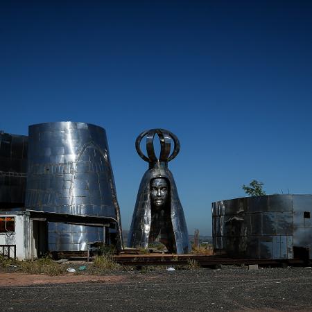 Partes da estátua de Nossa Senhora, em Aparecida (SP) - Zanone Fraissat/Folhapress