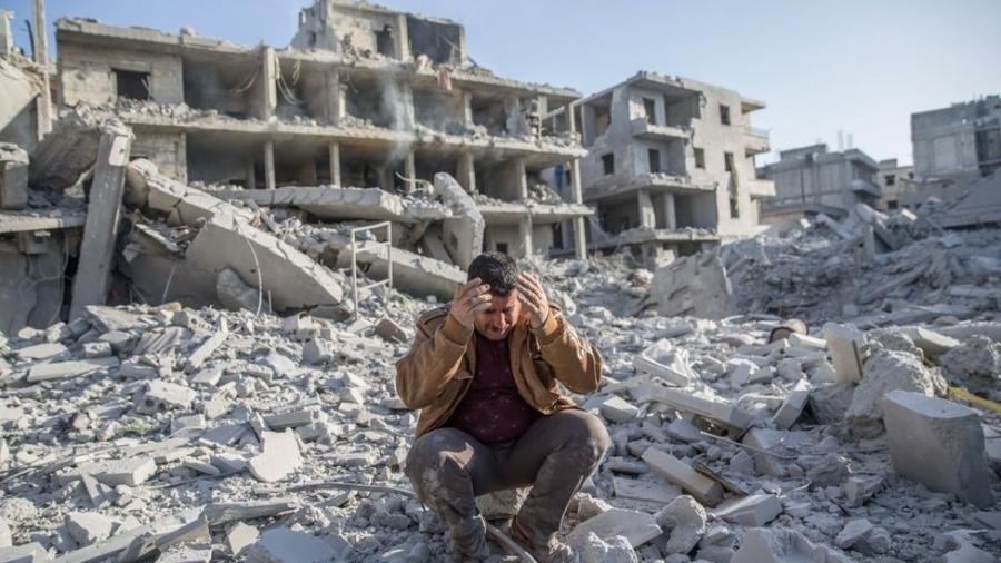 Aleppo foi devastada por ataques aéreos russos - Getty Images