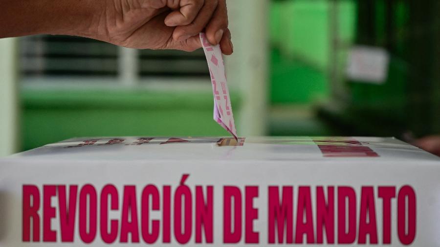 10.abr.2022 - Homem deposita seu voto em referendo nacional sobre a revogação do mandato do presidente mexicano Andrés Manuel López Obrador - Pedro Pardo/AFP