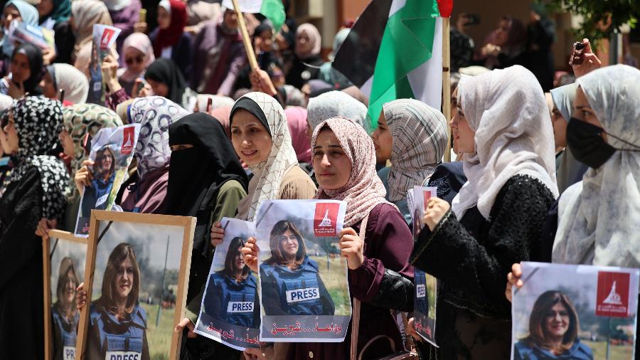12.mai. 2022 - Palestinos participam de uma manifestação após a morte da jornalista da Al-Jazeera Shireen Abu Akleh na Cidade de Gaza - Mohammed Abed/AFP