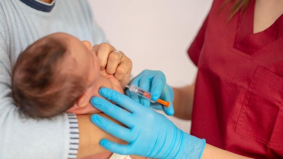 A BCG é uma das primeiras vacinas que uma criança recebe e, nos próximos sete meses, terá "disponibilidade limitada" no Brasil segundo Ministério da Saúde - Getty Images
