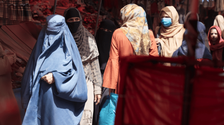 Taliban rule this month that women in Afghanistan must wear veils to cover their faces - BBC - BBC