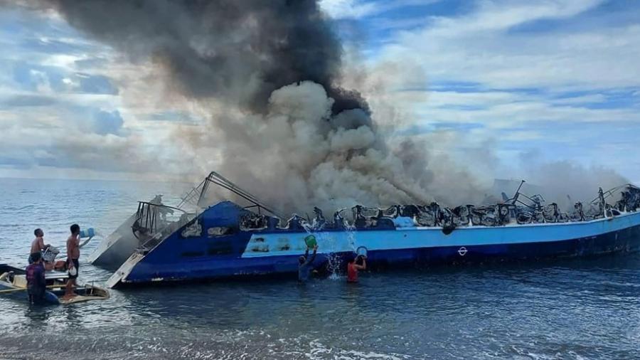Outras 127 pessoas foram resgatadas pela Guarda Costeira do país - Handout / Philippine Coastguard / AFP