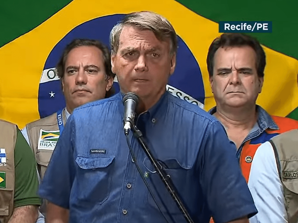 Bolsonaro quer debates de mentirinha, fakes, uma farsa eleitoral
