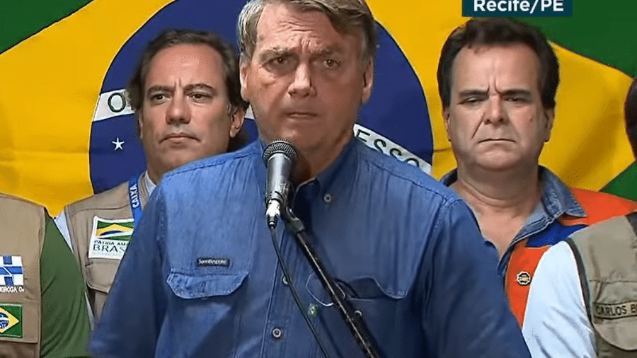 Presidente Jair Bolsonaro fala à imprensa no Recife, onde fortes chuvas deixaram ao menos 79 mortos - Reprodução/TV Brasil