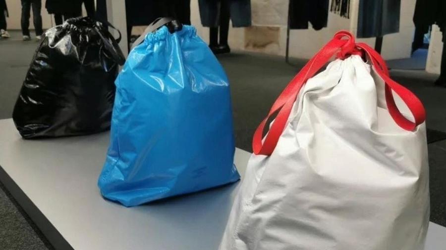 Bolsa inspirada em saco de lixo levantou debate nas redes sociais; não é a primeira vez que a Balenciaga lança um produto inusitado - Reprodução/Instagram