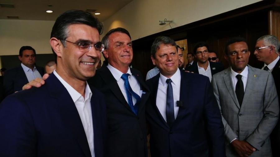 Jair Bolsonaro entre o governador Rodrigo Garcia (PSDB) e o candidato Tarcísio de Freitas (Republicanos). na semana passada - Divulgação