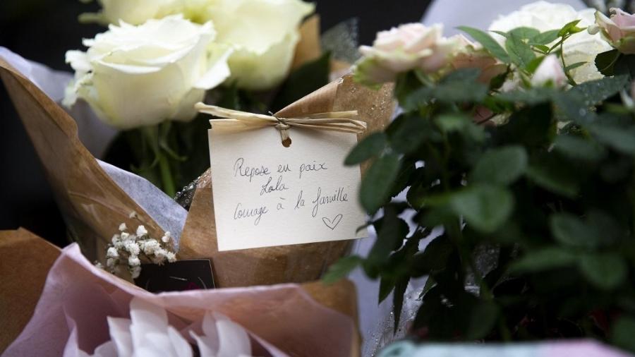 Mensagens de apoio foram deixadas na frente do prédio em que criança morava em Paris: "Descanse em paz, Lola, coragem para a família" - STRINGER/AFP