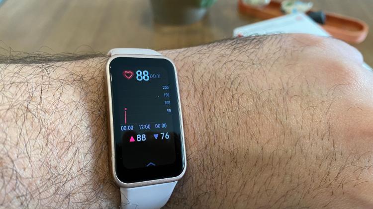 Huawei Band 8 traz funções relacionadas à saúde, como monitoramento de batimentos cardíacos