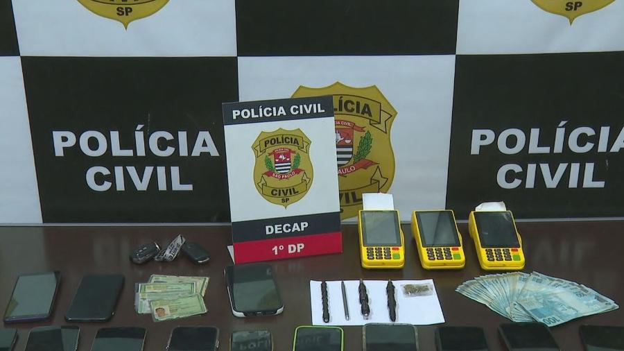 Aparelhos celulares e máquinas de cartão, além de R$ 3,5 mil, foram encontrados em apartamento com suspeitos