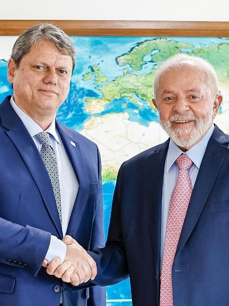 O governador de São Paulo, Tarcísio de Freitas, ao lado do presidente Lula 
