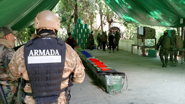 Armada Boliviana em ação de apreensão e incineração de cocaína na região de Cochabamba, na Bolívia