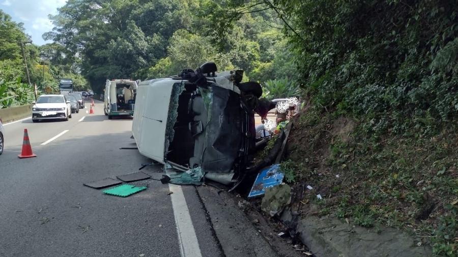 Van perdeu o freio e bateu em um talude na rodovia Anchieta