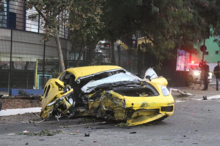 29.jul.2024 - Motorista de um Porsche atropelou e matou um motociclista na Avenida Interlagos, na zona sul da cidade de São Paulo (SP)