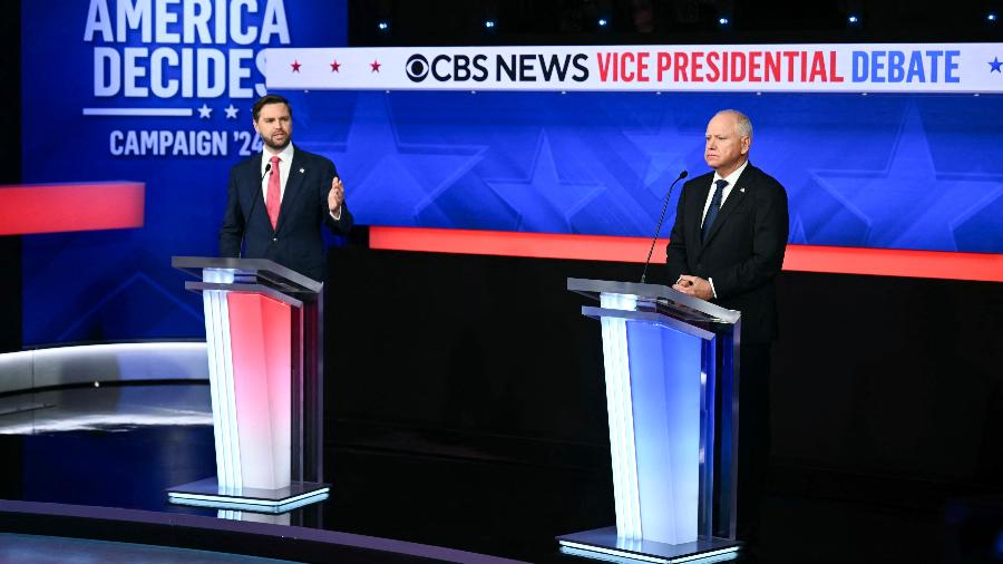 J.D. Vance e Tim Walz durante debate da CBS entre candidatos a vice-presidente dos EUA