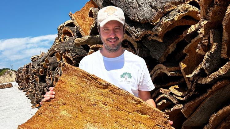 Guilherme Reis, um dos fundadores da Le Cork, mostra a cortiça que importa de Portugal