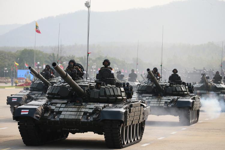 Tanques militares durante um desfile das Forças Armadas em Naipidau, capital de Mianmar, em março de 2022, após o golpe militar sofrido pelo país em fevereiro de 2021